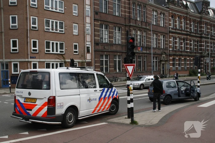 Auto rijdt tegen verkeerslicht