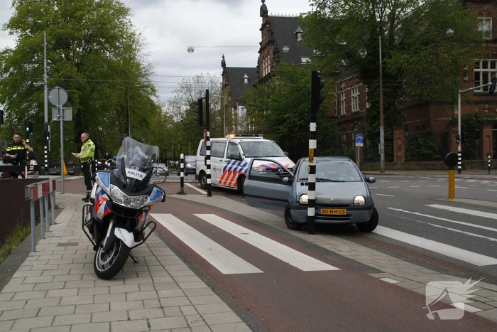 Auto rijdt tegen verkeerslicht