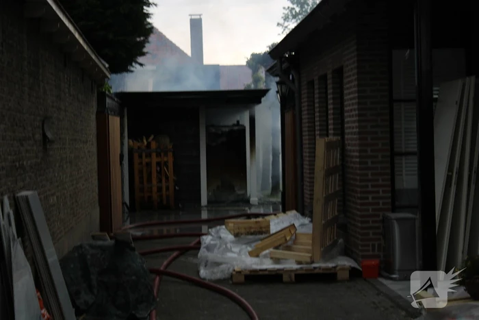 Flinke brand in schuur van woning