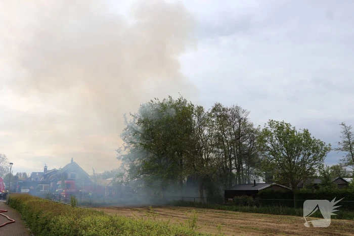 Veel rook door uitslaande brand in loods