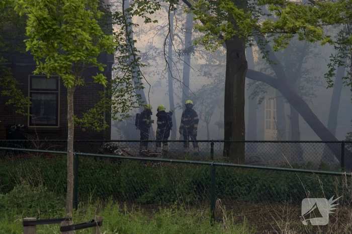 Veel rook door uitslaande brand in loods