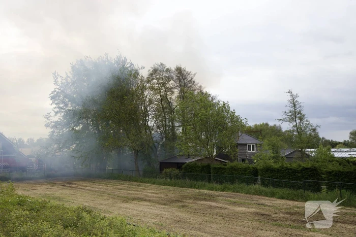 Veel rook door uitslaande brand in loods