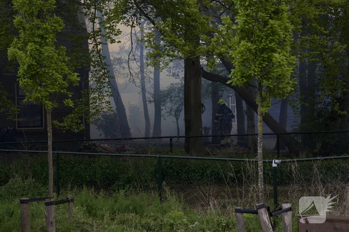 Veel rook door uitslaande brand in loods