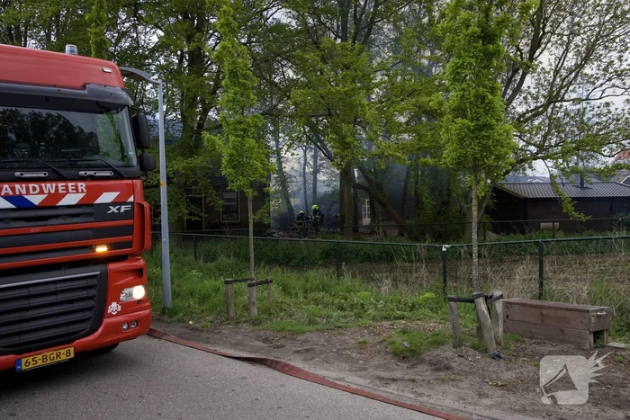 Veel rook door uitslaande brand in loods