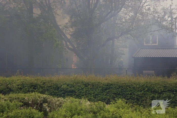 Veel rook door uitslaande brand in loods