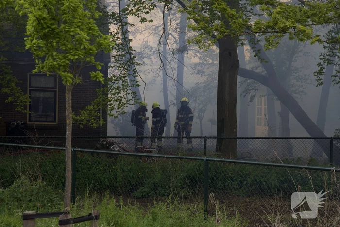 Veel rook door uitslaande brand in loods