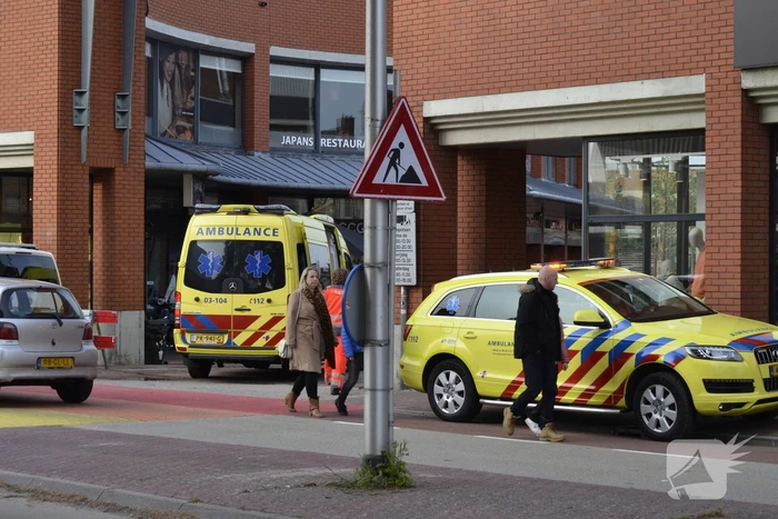 Scooterrijder ernstig gewond bij botsing met pallet stenen