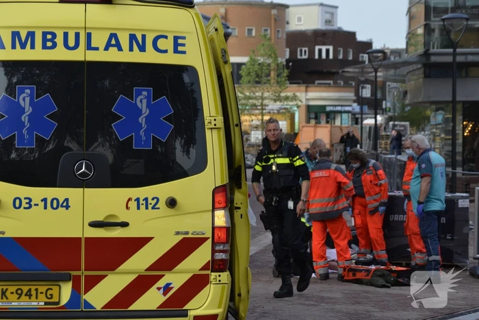 Scooterrijder ernstig gewond bij botsing met pallet stenen