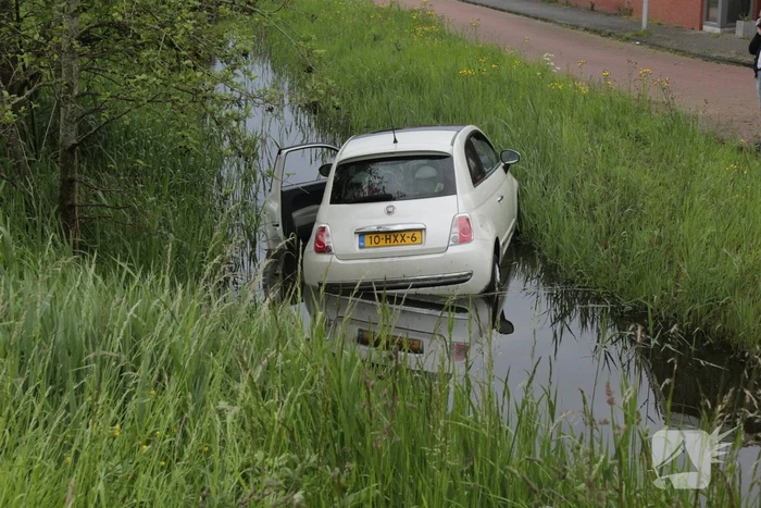 Auto belandt in sloot
