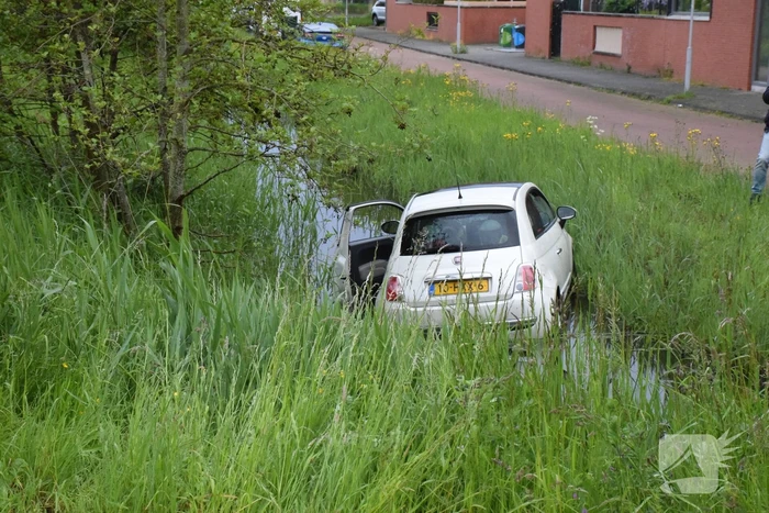 Auto belandt in sloot