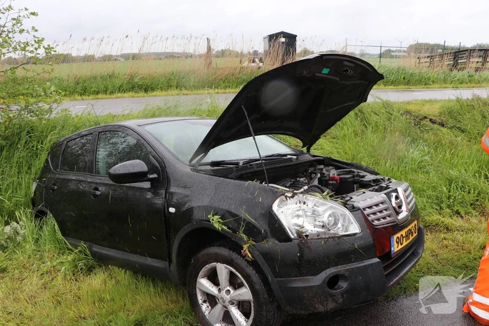 Auto slaat over de kop na ongeval