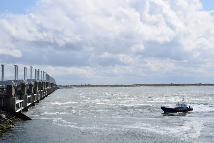 Illegale vissers aangehouden bij stormvloedkering