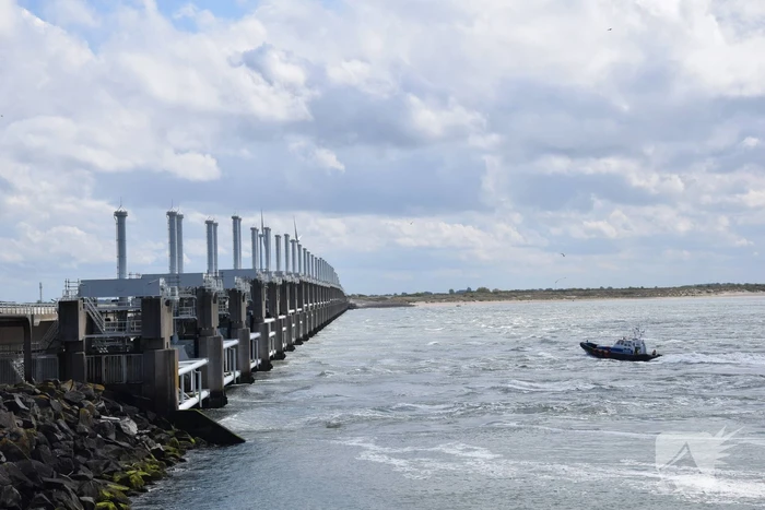 Illegale vissers aangehouden bij stormvloedkering