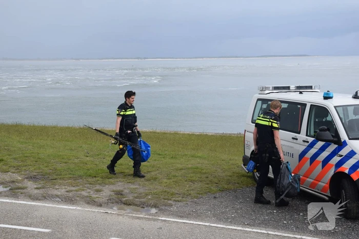 Illegale vissers aangehouden bij stormvloedkering