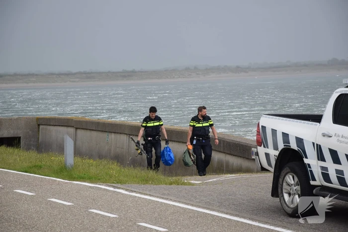 Illegale vissers aangehouden bij stormvloedkering