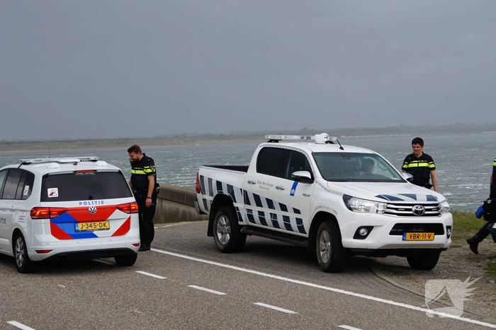 Illegale vissers aangehouden bij stormvloedkering