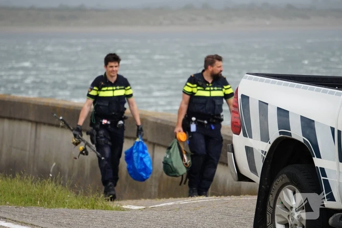Illegale vissers aangehouden bij stormvloedkering