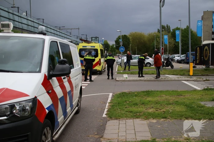 Personenauto en scooter komen met elkaar in botsing