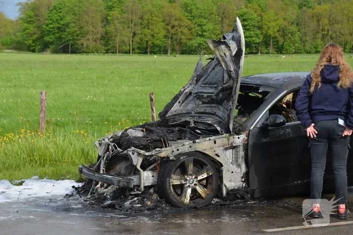 Personenauto total-loss door brand in motorcompartiment