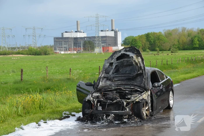 Personenauto total-loss door brand in motorcompartiment