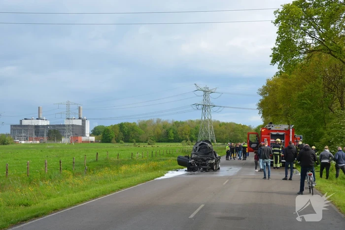 Personenauto total-loss door brand in motorcompartiment