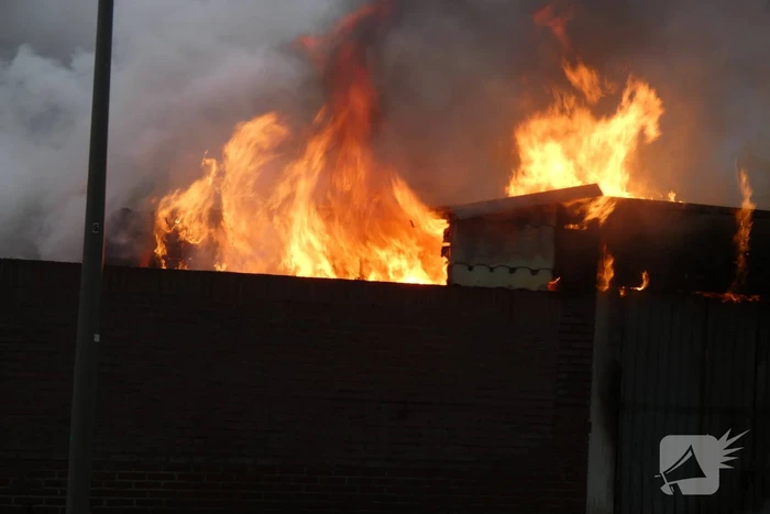 Meerdere schuren verwoest door uitslaande brand
