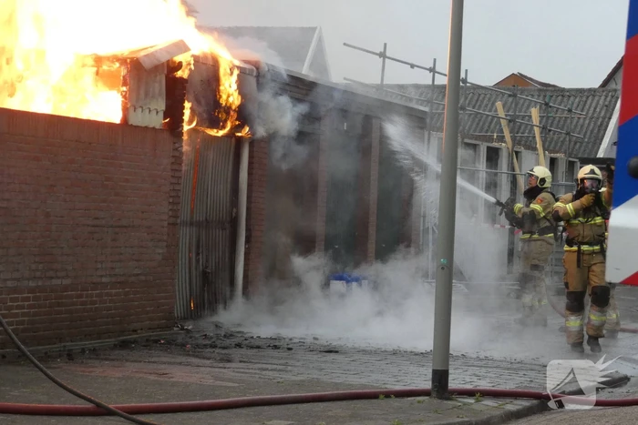 Meerdere schuren verwoest door uitslaande brand