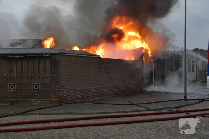 Meerdere schuren verwoest door uitslaande brand