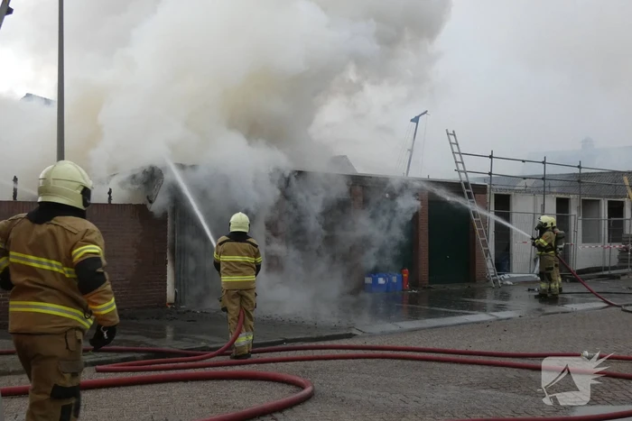Meerdere schuren verwoest door uitslaande brand