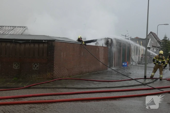 Meerdere schuren verwoest door uitslaande brand