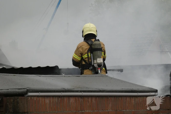 Meerdere schuren verwoest door uitslaande brand