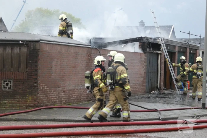 Meerdere schuren verwoest door uitslaande brand
