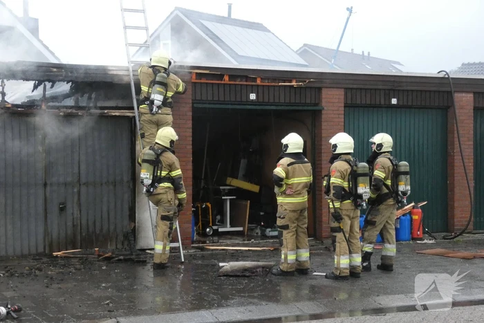 Meerdere schuren verwoest door uitslaande brand