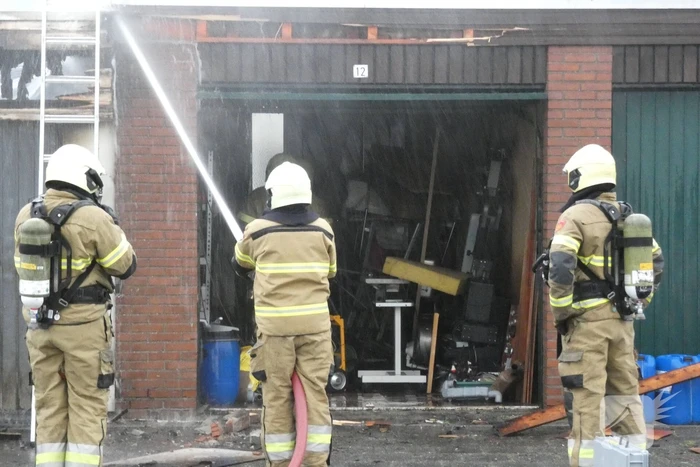 Meerdere schuren verwoest door uitslaande brand