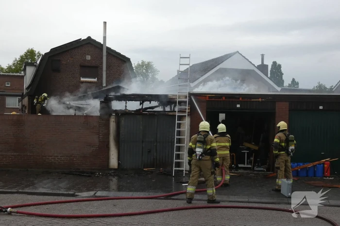 Meerdere schuren verwoest door uitslaande brand