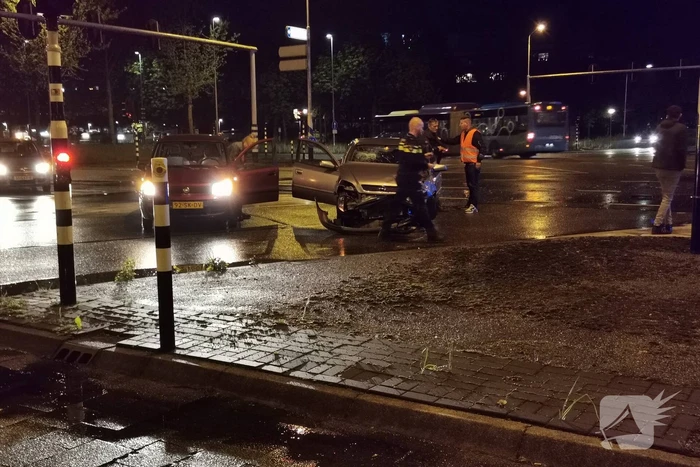 Twee auto's in botsing op kruising