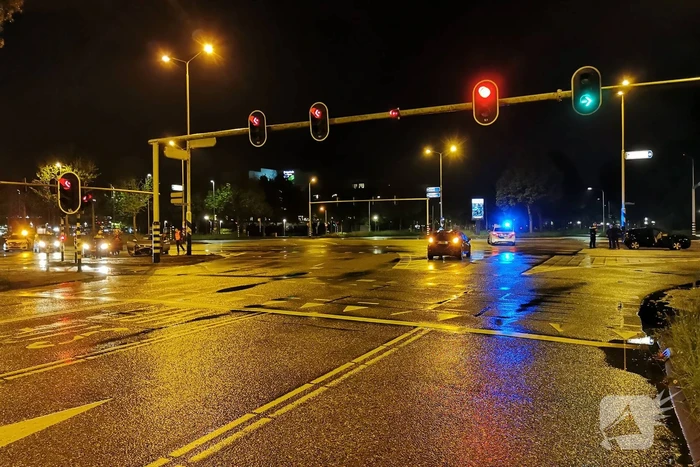 Twee auto's in botsing op kruising