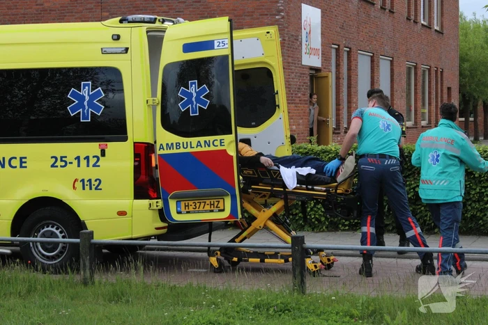 Man onderuit met vouwfiets