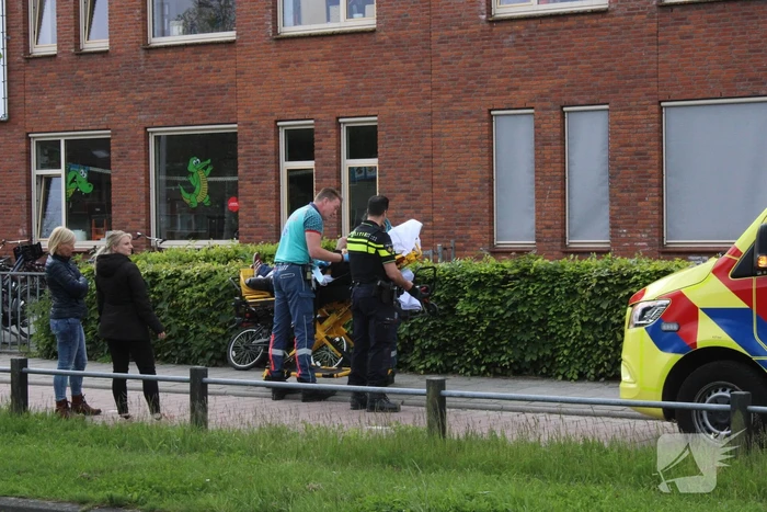 Man onderuit met vouwfiets