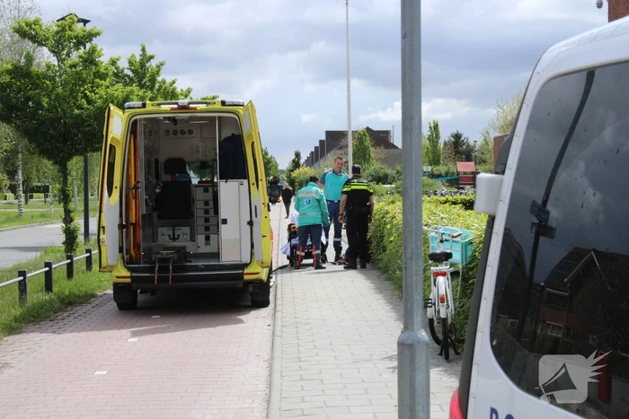 Man onderuit met vouwfiets