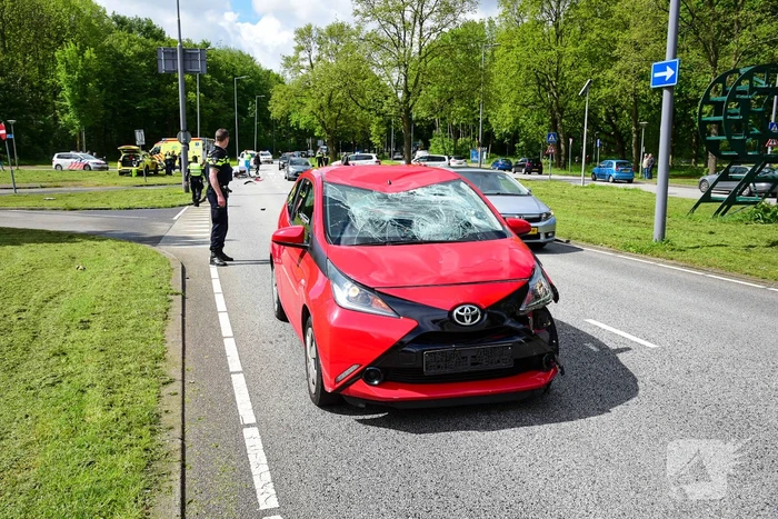 Fietser geschept door personenauto