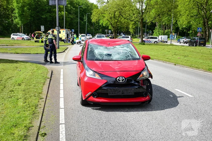 Fietser geschept door personenauto