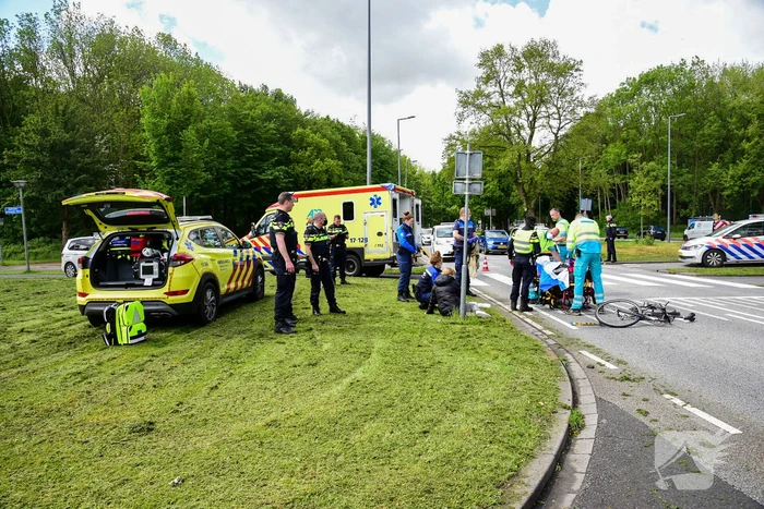 Fietser geschept door personenauto