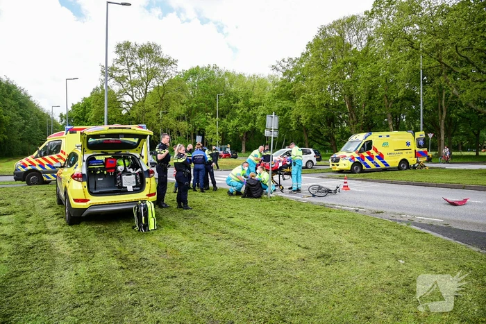 Fietser geschept door personenauto
