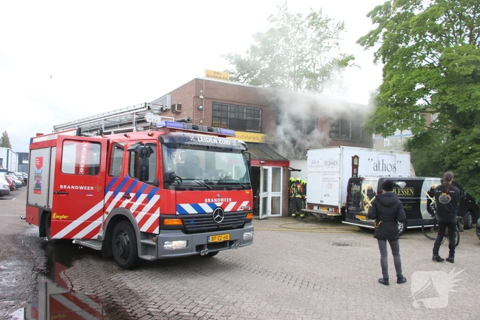 Enorme rookwolken bij brand Athos Klokkenfabriek