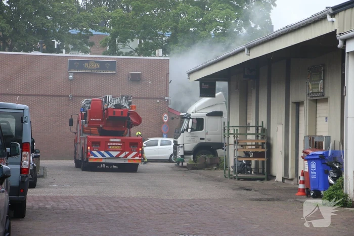 Enorme rookwolken bij brand Athos Klokkenfabriek