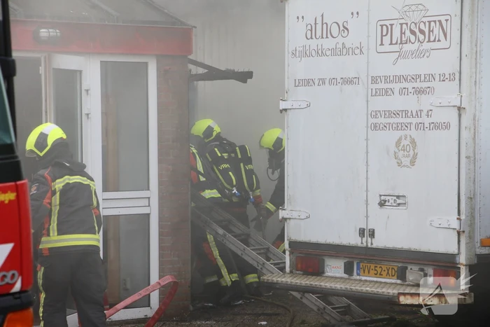 Enorme rookwolken bij brand Athos Klokkenfabriek