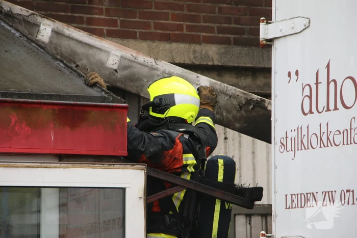 Enorme rookwolken bij brand Athos Klokkenfabriek
