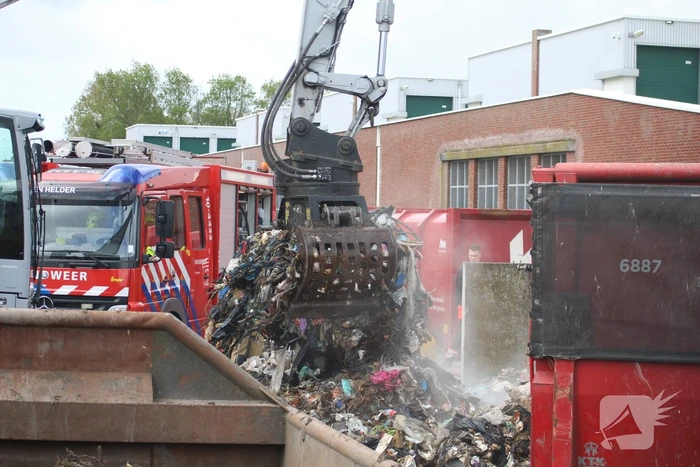 Smeulende afvalhoop HVC-Afvalbrengstation geblust