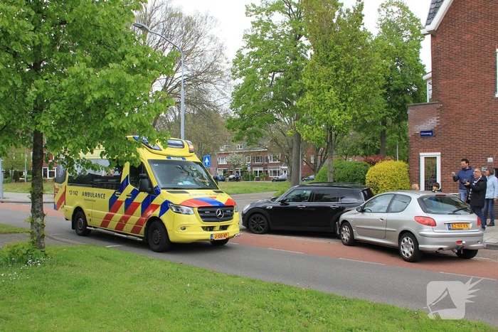 Auto botst op geparkeerde auto